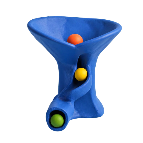 Ein blauer Trichter aus Knete, durch den eine orangefarbene, eine gelbe und eine grüne Kugel nach unten laufen.