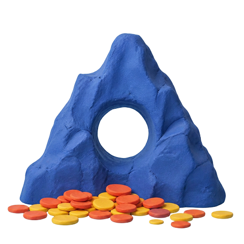 Ein blauer Berg aus Knete mit einem runden Loch in der Mitte; davor liegt ein Haufen orangefarbener und gelber Wertmarken.